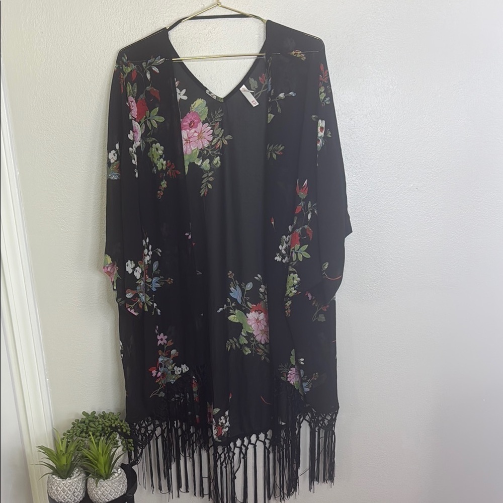 Women’s M/L Xhilaration Black Floral Kimono